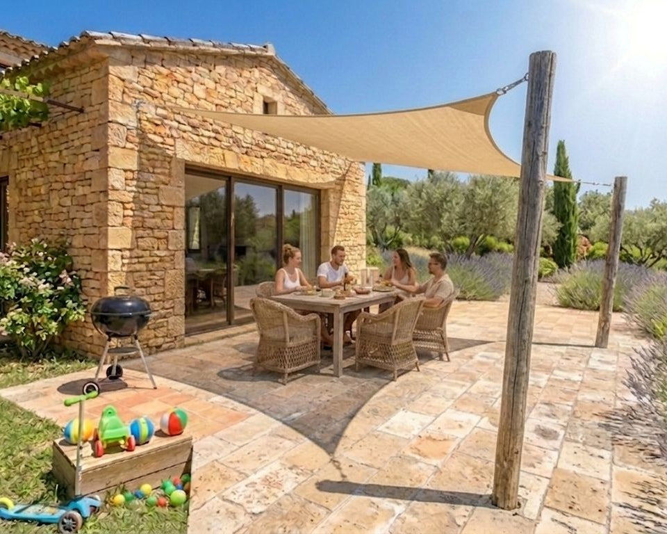 Terrasse avec voile d'ombrage installée
